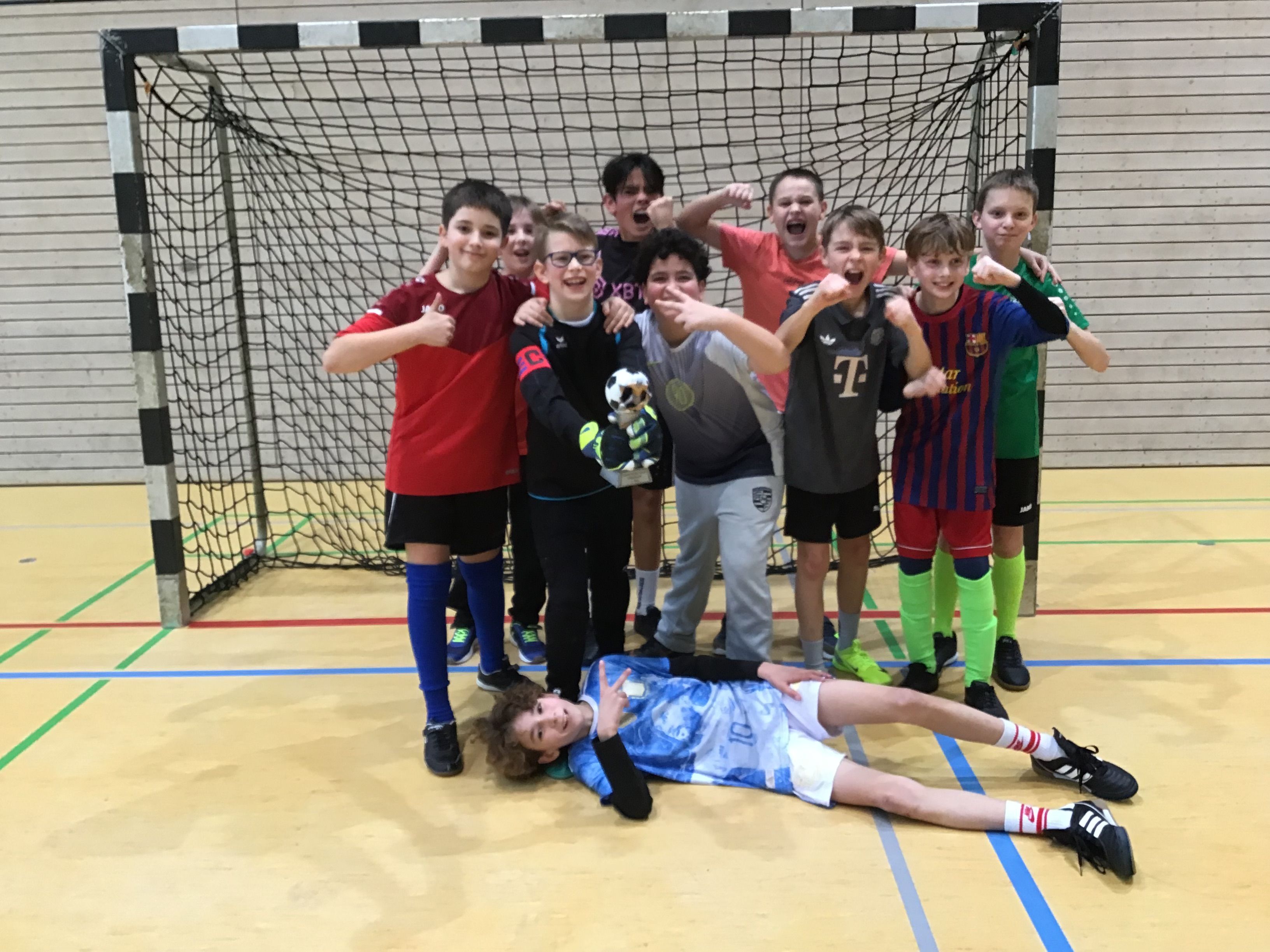 Die jubelnde Siegermannschaft der Jungen beim SMV - Schulfußballturnier.