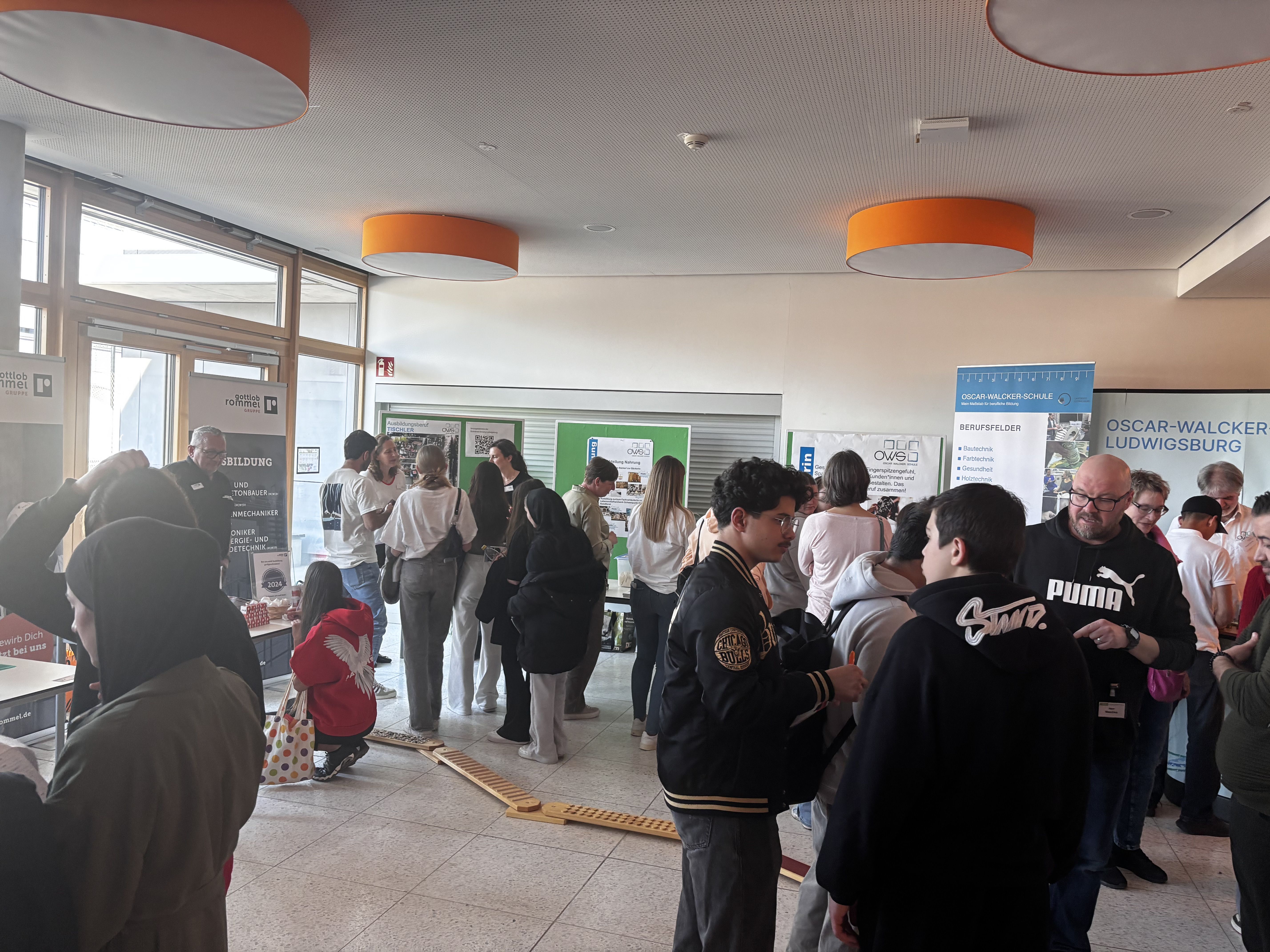 Die menschengefüllte Aula der THS bei der Ausbildungsmesse Get Connected