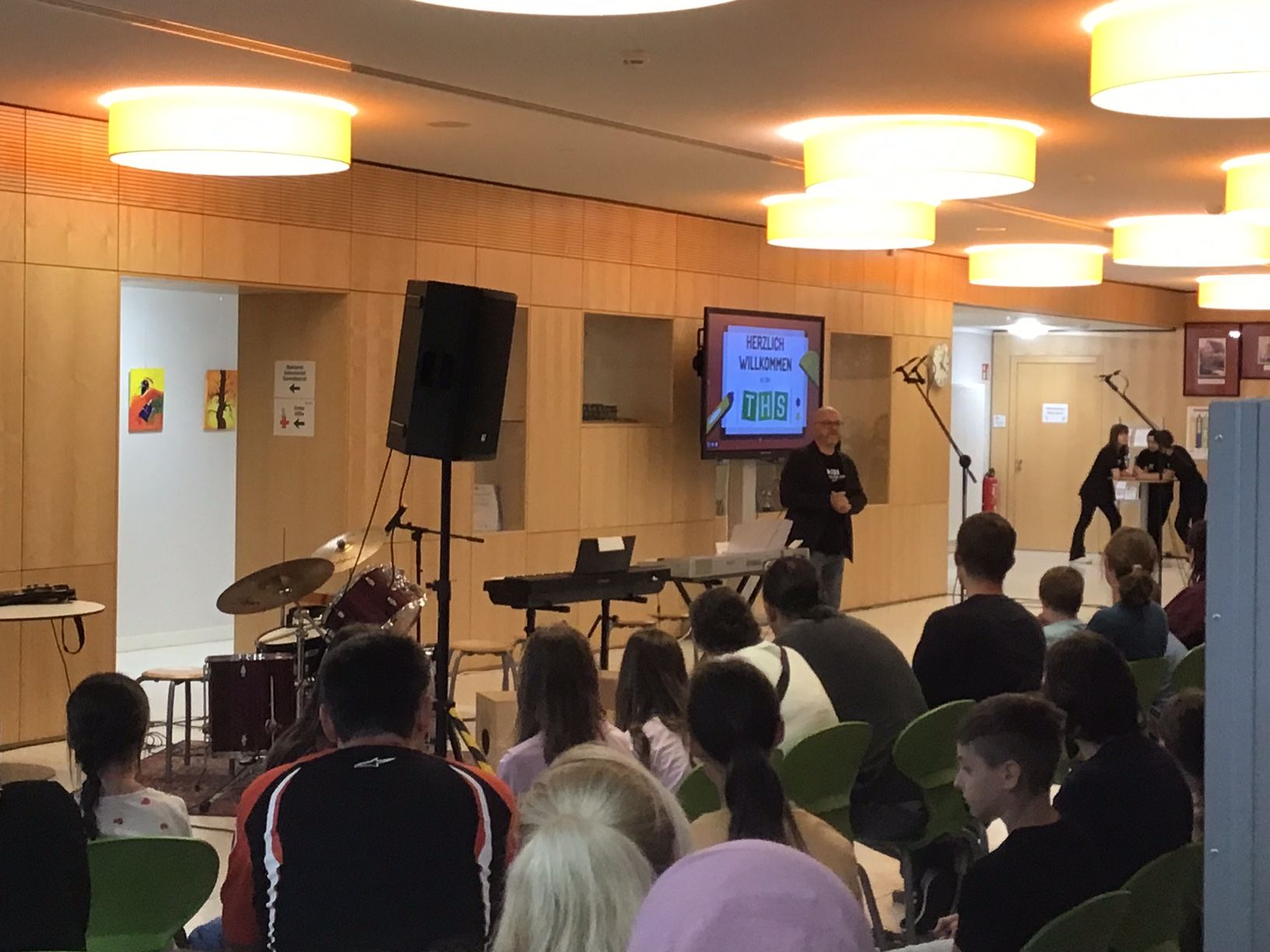 Herr Theiss ält eine Rede zur Einschulung der neuen 5er.