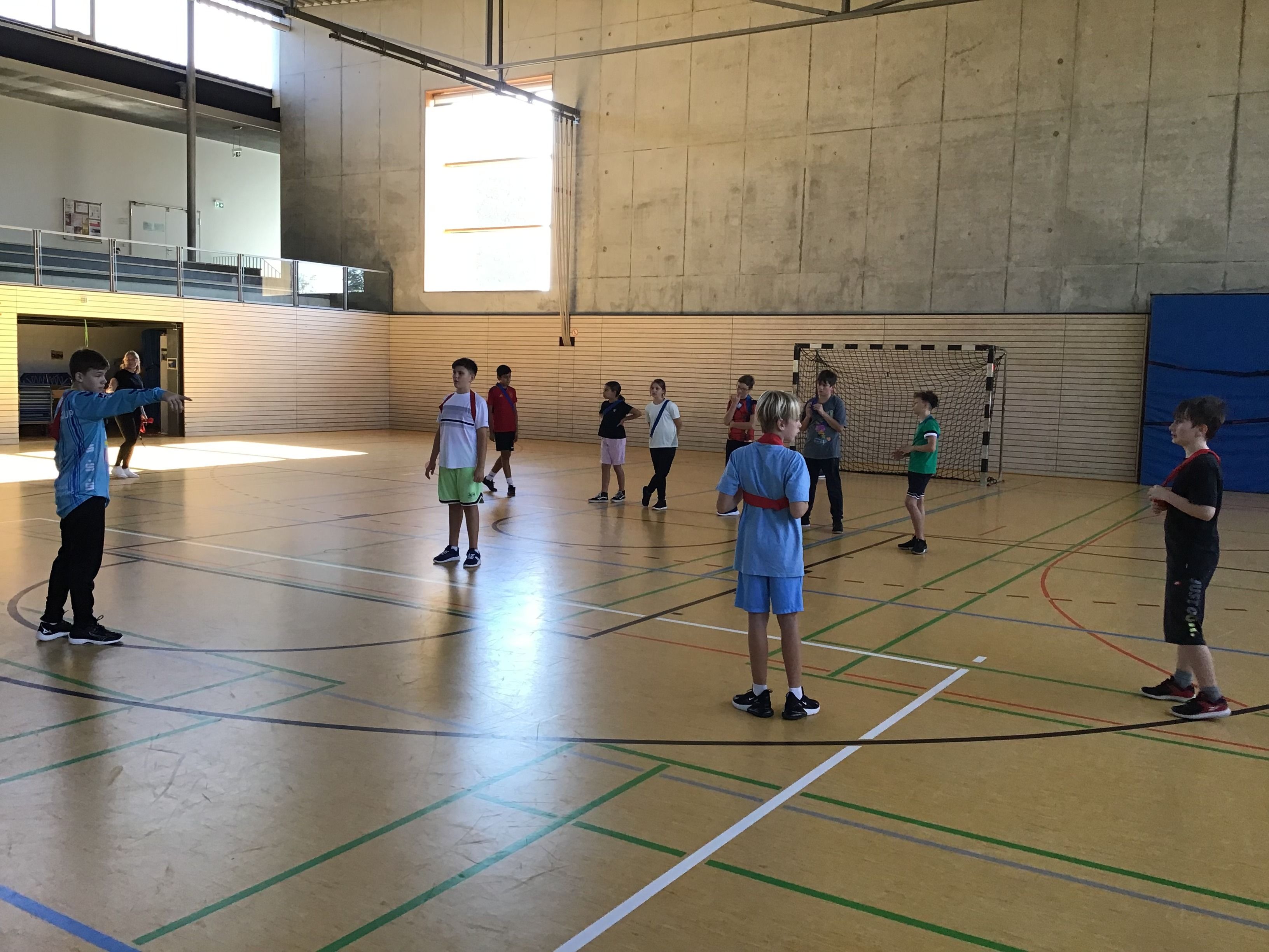 Schüler stehen auf dem Spielfeld und bereiten eine Spielsituation vor