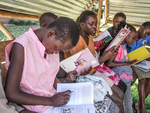 Lernende Kinder in Kenia