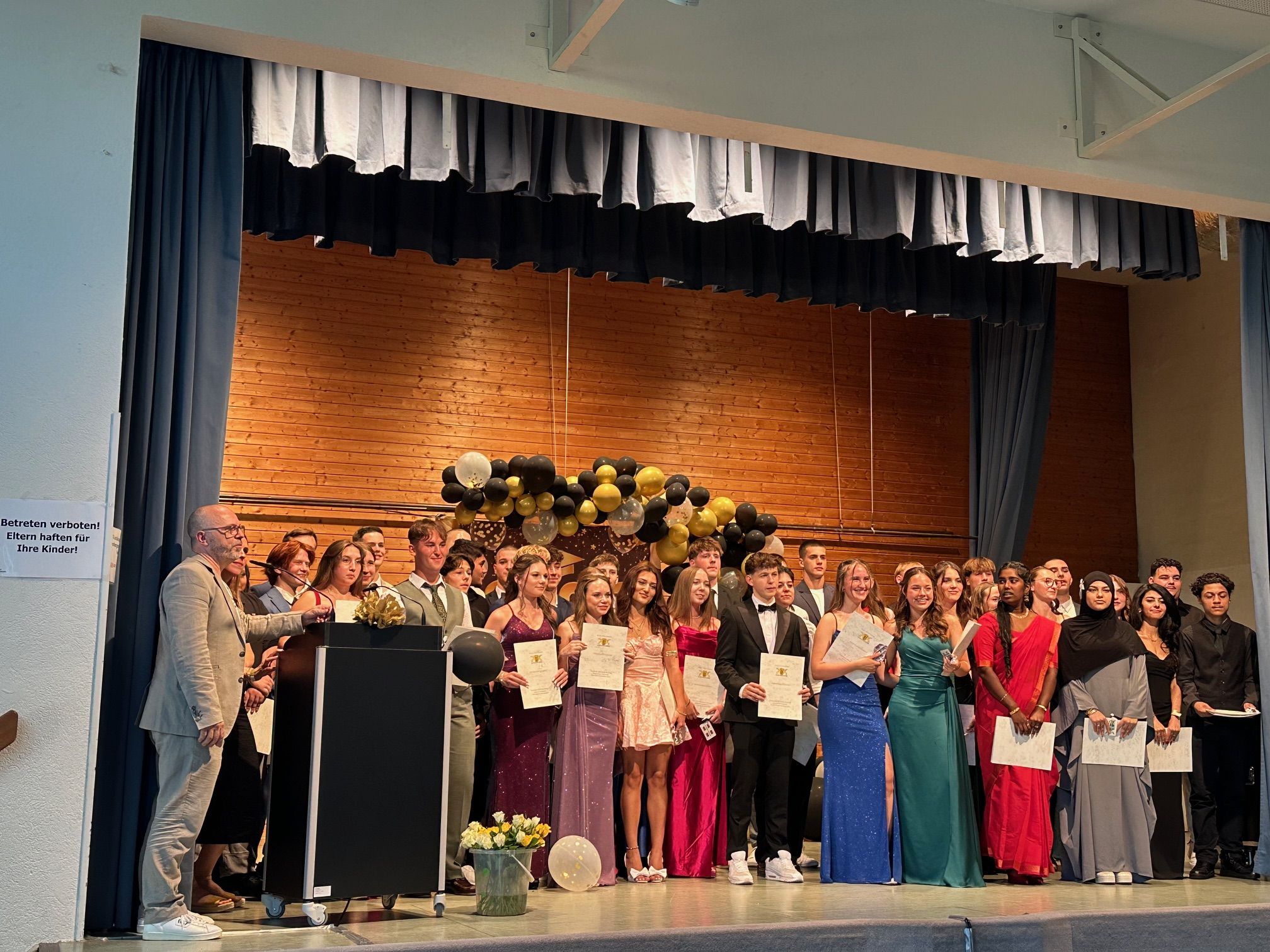 Gruppenbild der Abschlussschüler in feierlicher Kleidung
