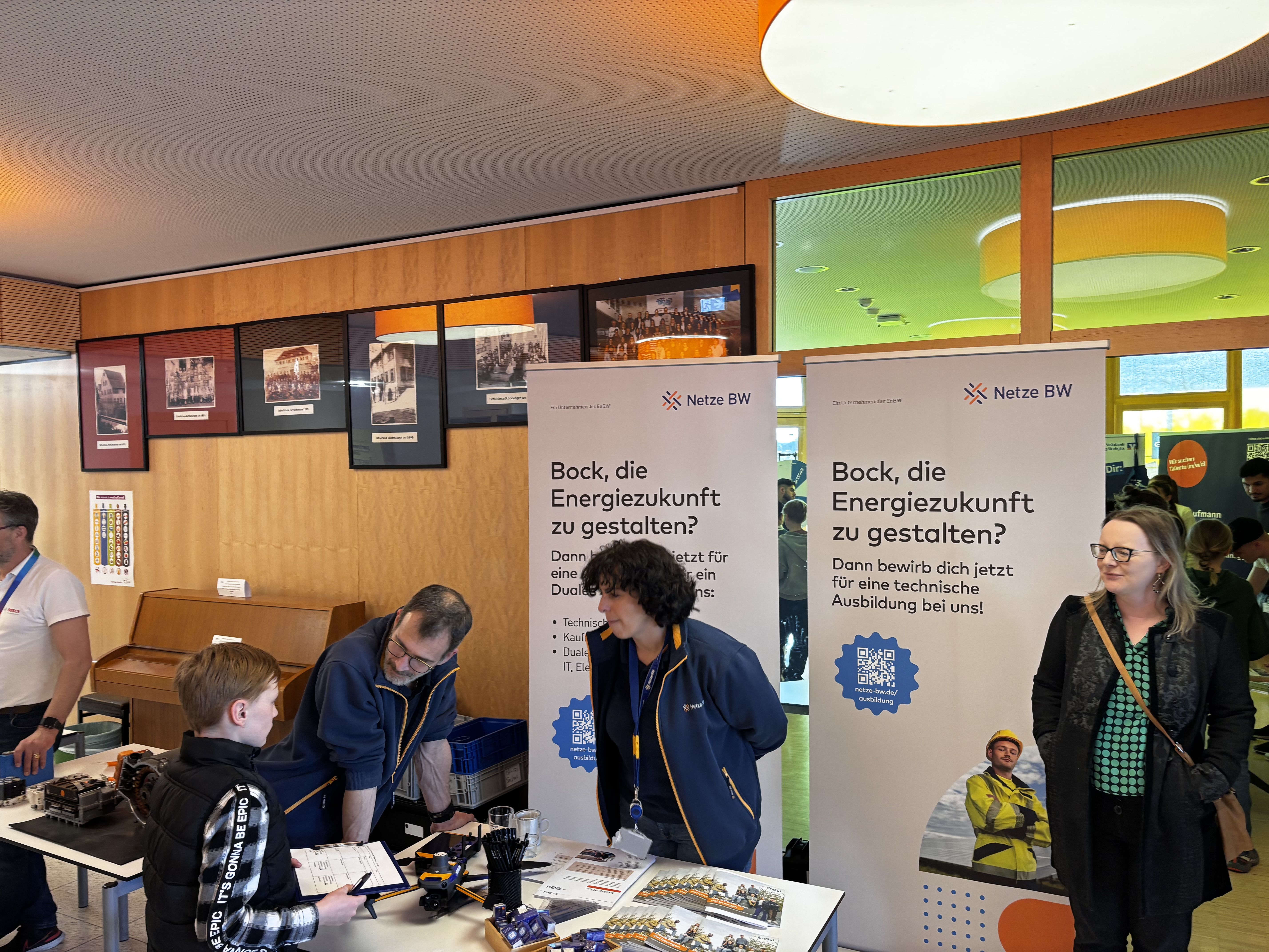 Die menschengefüllte Aula der THS bei der Ausbildungsmesse Get Connected