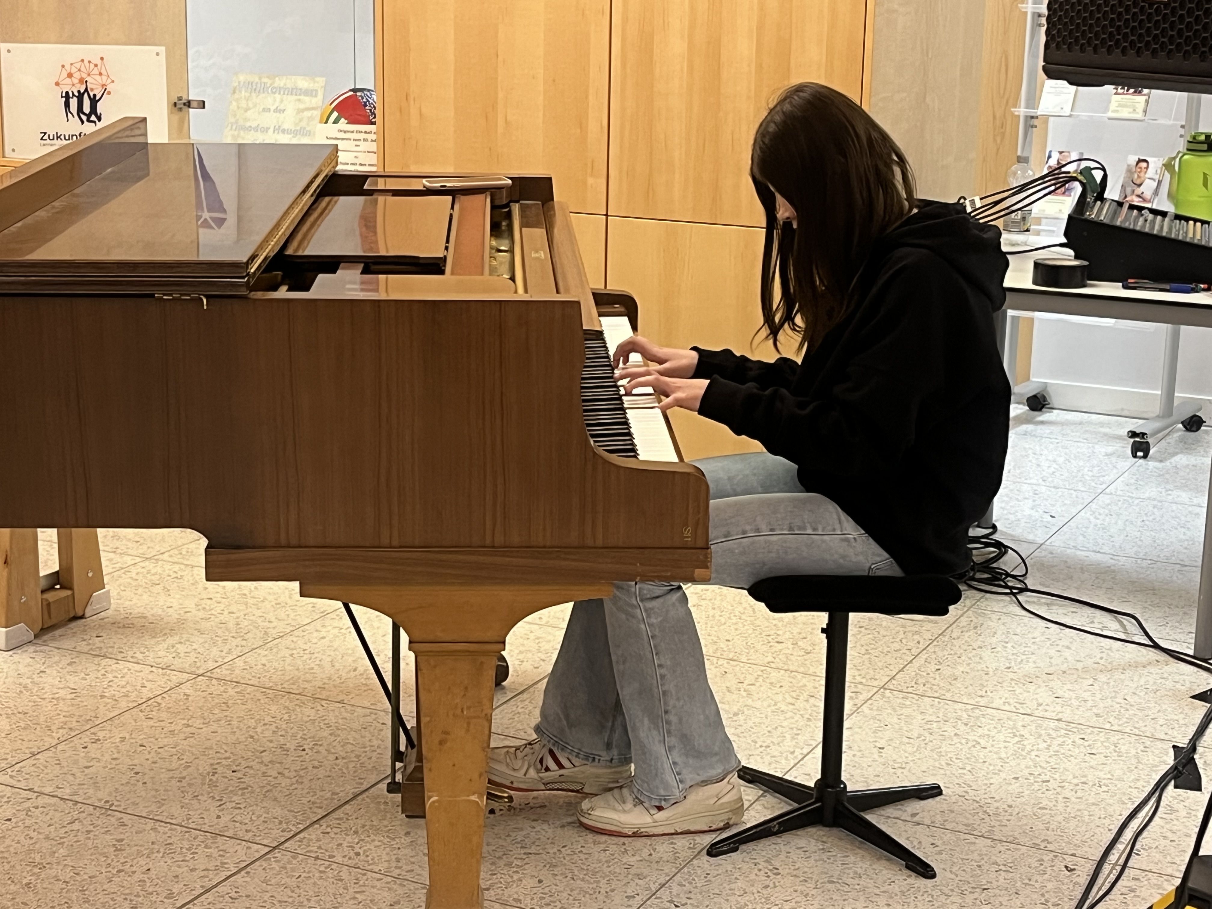 Eine Schülerin spielt Klavier