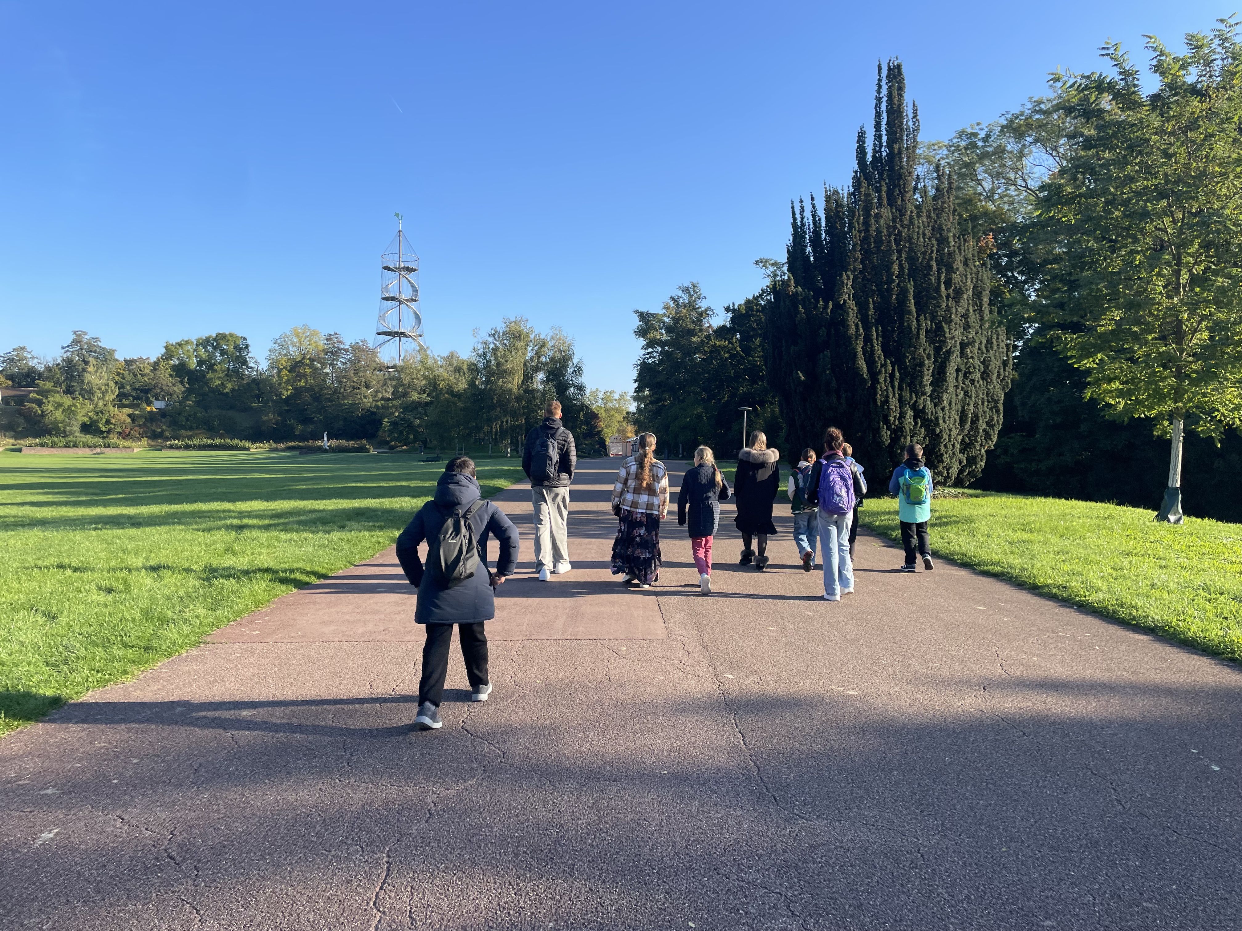 Bild von hinten auf eine Schülergruppe die im Killesbergpark spaziert