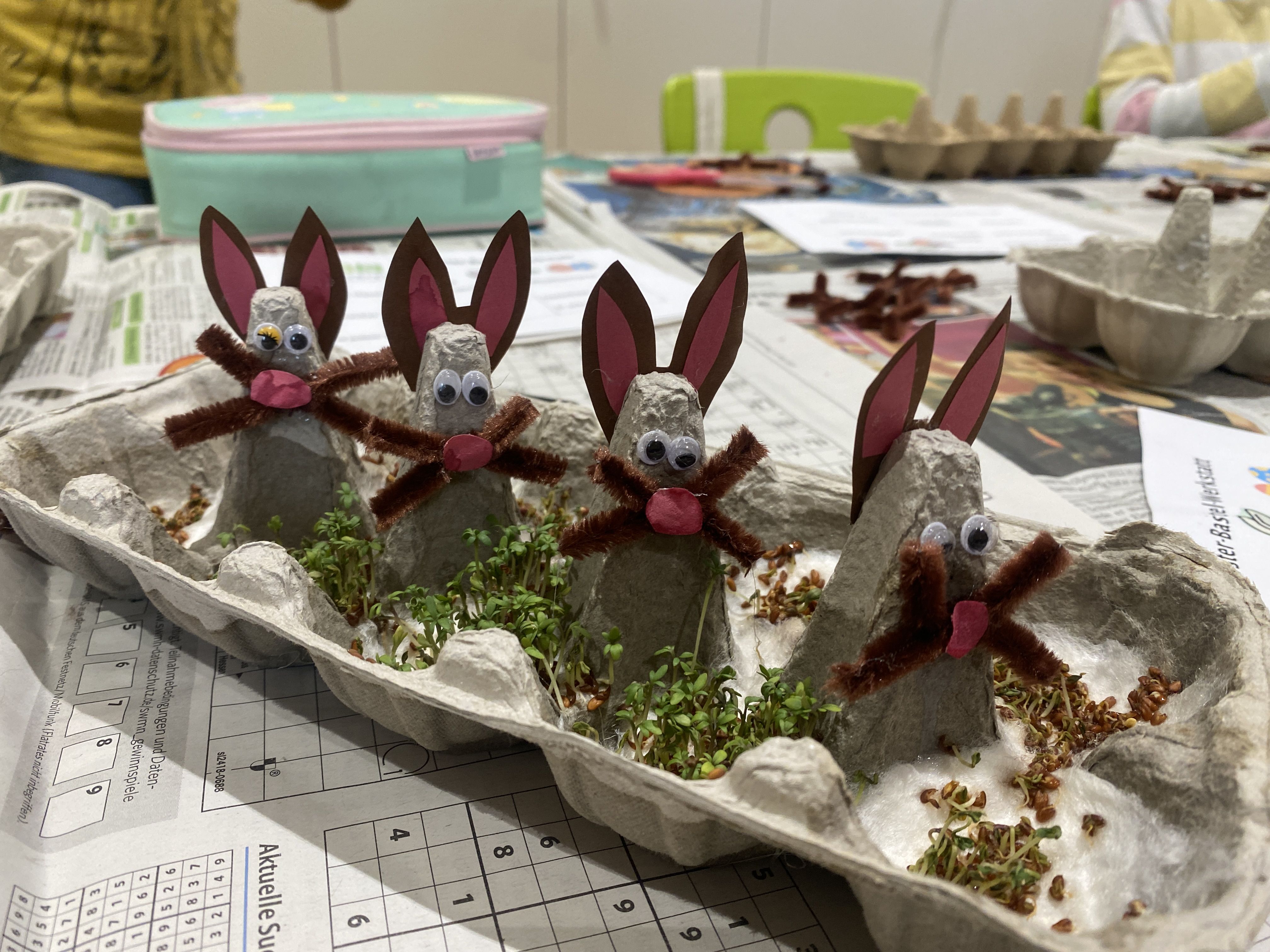 Eine Osterbastelei aus einem Eierkarton steht auf einem Tisch